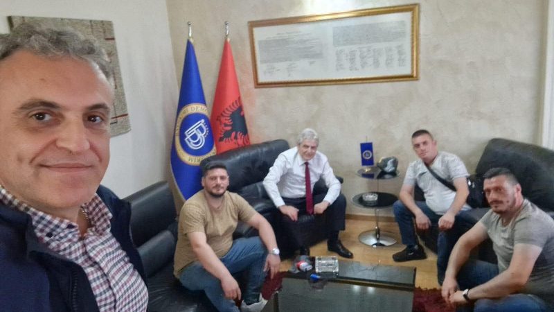 Në foto me Ali Ahmetin, reagon familja e dëshmorit nga Sellca: Është foto e vjetër, nuk ta bëj kjo çështje me politik