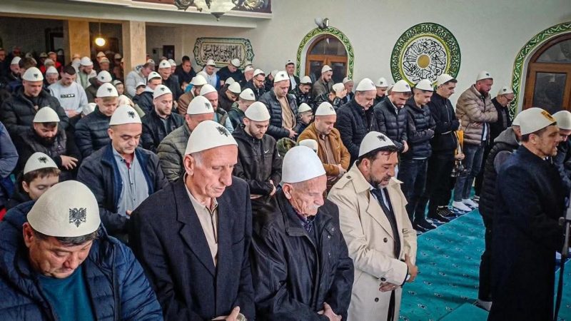 Besimtarët e falen Bajramin në Prizren me plisa në kokë