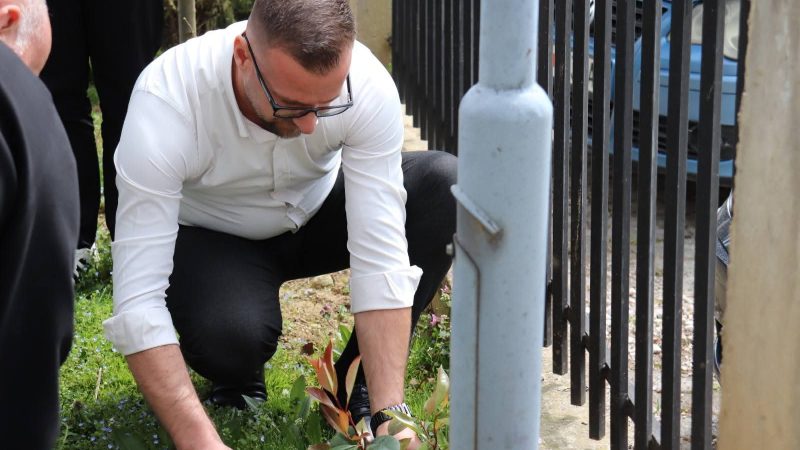 “Dita Ekologjike” – Daut Memishi viziton të gjitha shkollat e Komunës së Tearcës dhe mbjell lule