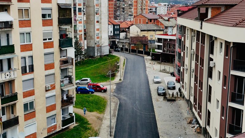 Kasami asfalton edhe një rrugë në Tetovë: Puna vazhdon, qyteti ndërtohet