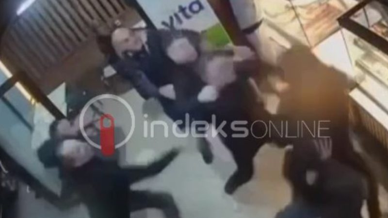 Rrahje në një furrë buke para iftarit, klientët ndeshen me grushta (VIDEO)