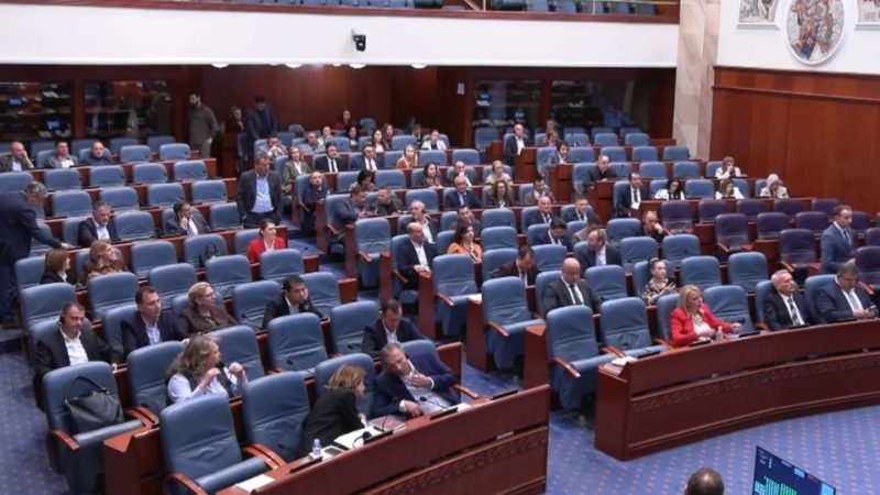 Eskalon debati në parlament mes Bexhetit dhe Imerit: “Ti këndon natën”! “Shko mbushi hundët pak, nuk e ke marr dozën”