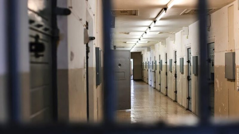 Vdes një i burgosur 23-vjeçar në Burgun e Shutkës