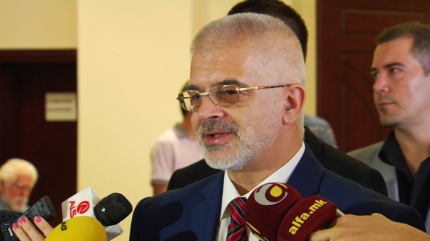 SKANDALOZE: Todor Petrovit i pengon ezani nëpër Xhami, kërkon që mos dëgjohet me atë zë të lartë