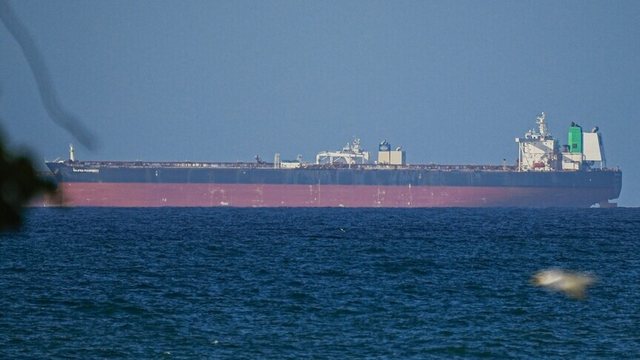 Anijet e lidhura me Iranin ndjekin një rrugë të re drejt Gjirit, trafiku në Hormuz ngadalësohet