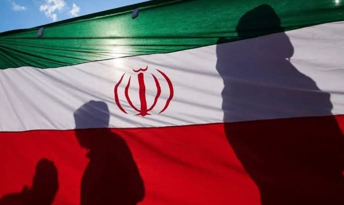 Irani do të vendosë tarifa për anijet që kalojnë Ngushticën e Hormuzit