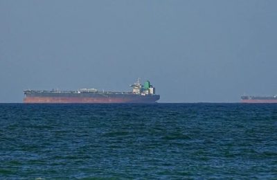 Trafiku i anijeve tregtare mbetet i ulët në Ngushticën e Hormuzit