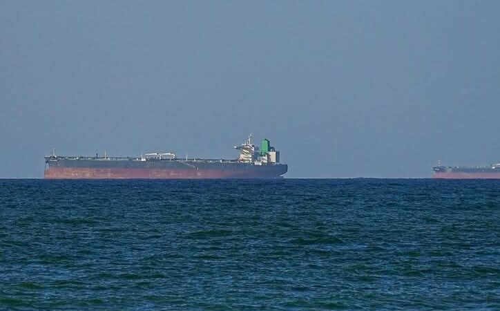 Trafiku i anijeve tregtare mbetet i ulët në Ngushticën e Hormuzit