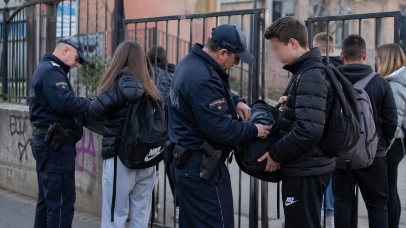 Policia kontrollon çantat para shkollave të mesme dhe kërkon drogë tek nxënësit