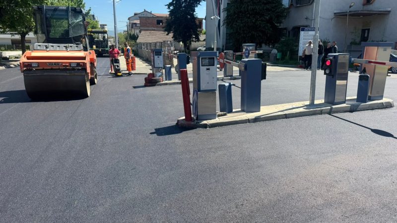 Spitali i Tetovës me pamje të re, asfaltohet edhe pjesa hyrëse