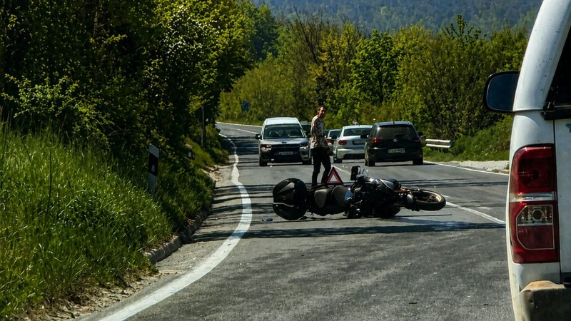 Aksident në rrugën Gostivar–Mavrovë, përplasen një motoçikletë me veturën, ja detajet