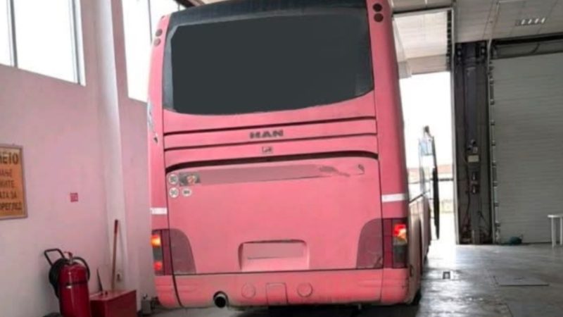 SKANDAL| Autobus me frena të prishura kapet nga policia në Shkup, transportonte 85 fëmijë