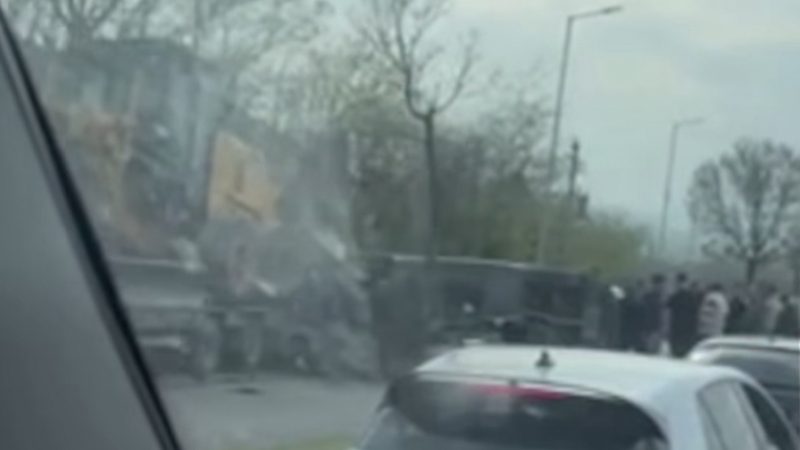 Aksident i rëndë në Shkup: Përplasen Audi, Mazda dhe një kamion, ka të lënduar