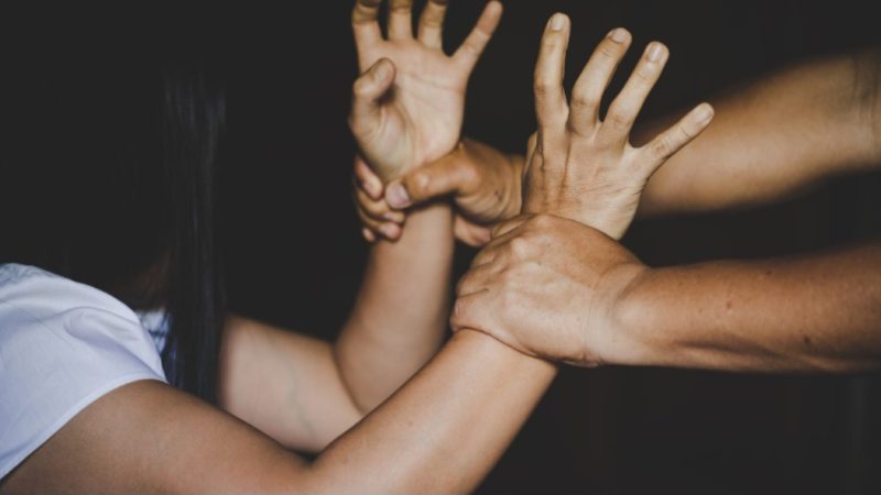 E kapi për fyti gruan, burri ndalohet për 48 orë