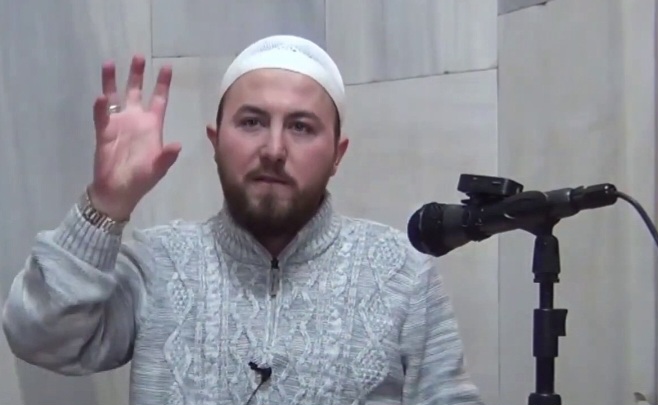 Përplasje në mes grupacionëve të ndryshme në xhaminë “Yahya Pasha” në Shkup, jep dorëheqjen imami i njohur