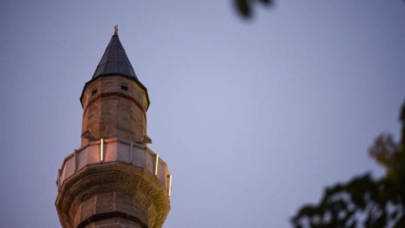 Vodhi arkën e bamirësisë në xhami, arrestohet një person