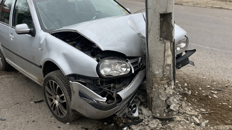 “Golfi” humb drejtimin, përplaset në një shtyllë betoni, ja detajet
