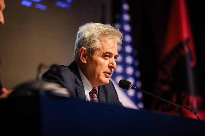 Ahmeti uron Pashkët: Shëndet, paqe dhe mbarësi