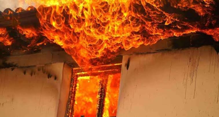 TRAGJEDI| Digjet një shtëpi, babai me dy fëmijët e mitur ndërrojnë jetë, ja detajet e para