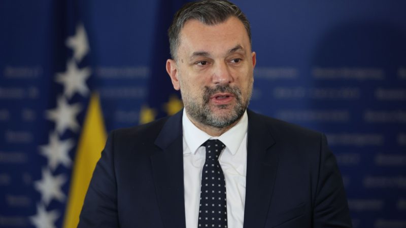 Elmedin Konakoviq kritikon Serbinë dhe Vuçiqin: Po i fshihni kriminelët e luftës