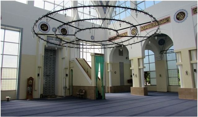 Vjedhje e rëndë në xhami, merren paratë e donacioneve