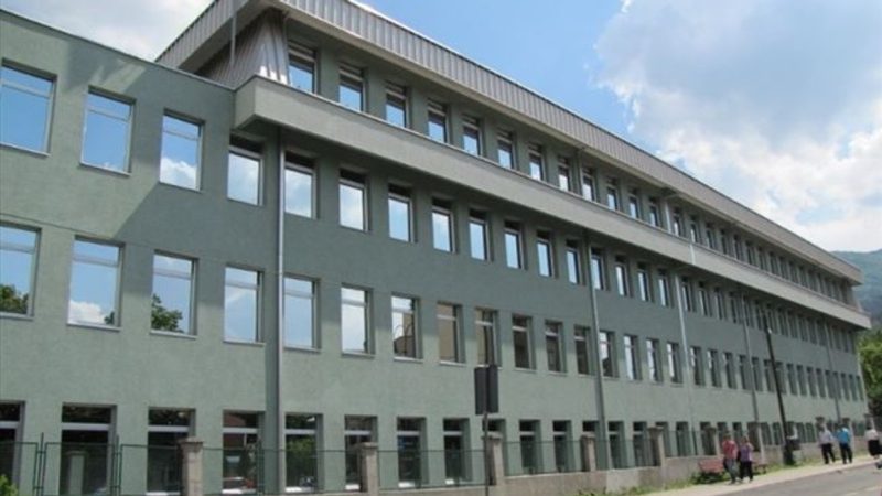 Një vajzë e mitur me dhimbje lindje dërgohet në Klinikën e Gjinekologjisë në Shkup, arrestohet nëna