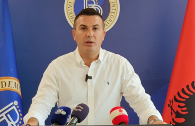 Ademi: Zëri i rinisë po ngritët për gjuhën shqipe të ndaluar nga shteti!