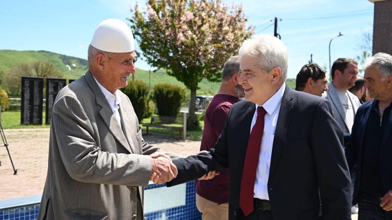 Ali Ahmeti bën homazhe për 5 Majin: Lavdi e përjetshme dëshmorëve të kombit