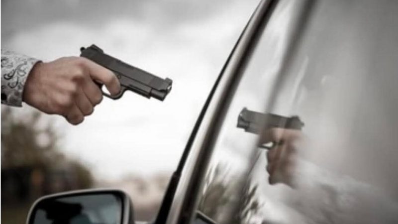 Gjatë tejkalimit me veturë gjuajti me armë zjarri në Likovë
