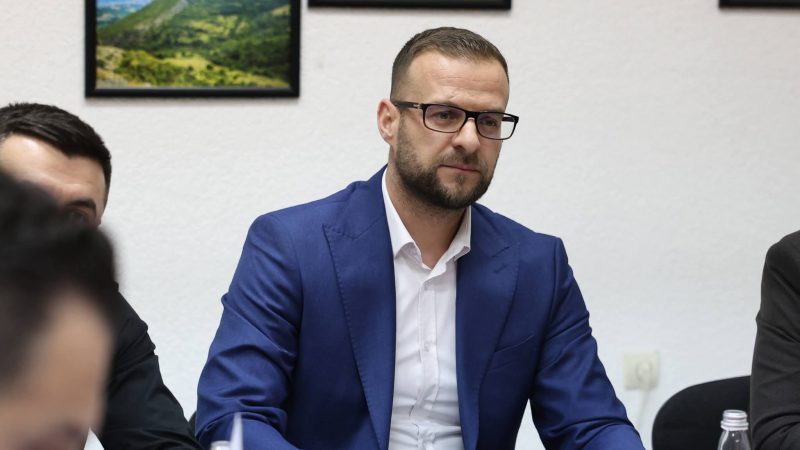 Daut Memishi publikon pamjet: Fillojnë punimet në rikonstruimin e rrugës në Sllatinë, projekti i radhës nga Qeveria VLEN (VIDEO)