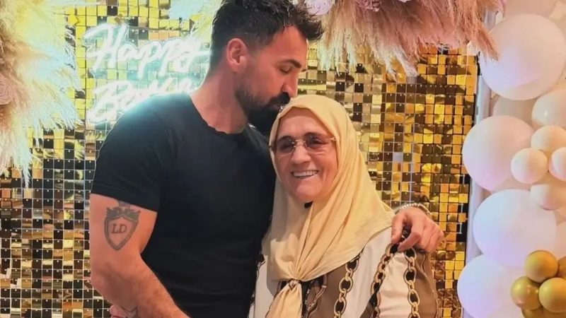 Blerim Destani e puth nënën në ballë dhe i bën urimin më të bukur