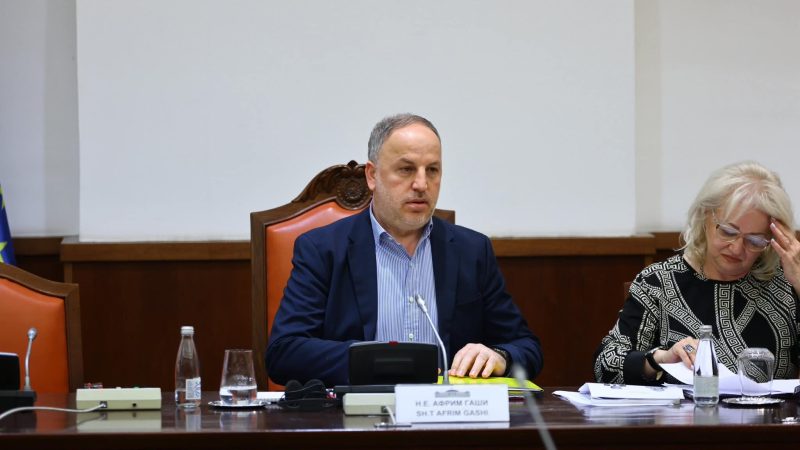 Deputeti i VLEN-it, Adnan Azizi zgjidhet në krye të Komitetit për Marrëdhënie mes Bashkësive
