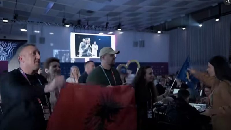 SKANDAL: Zyrtarja e Serbisë tenton t’ua largojë gazetarëve flamurin e Kosovës në Eurovizion
