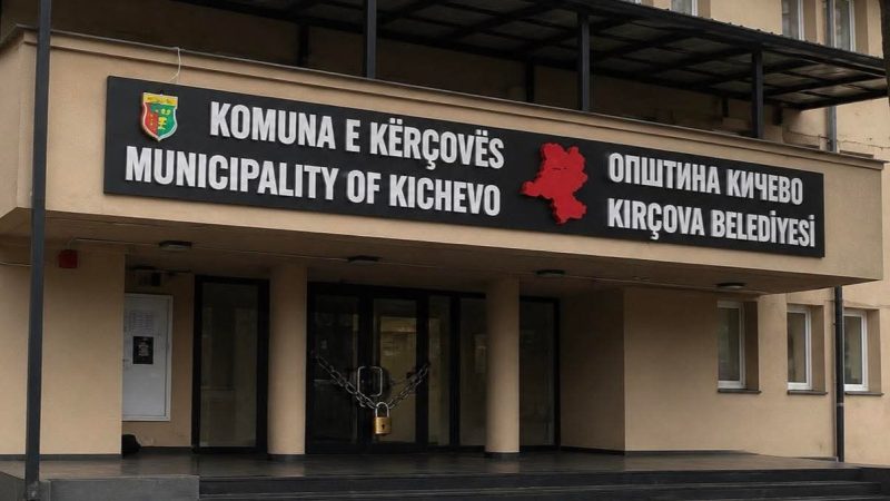 SKANDAL në Komunën e Kërçovës: U mbyll dera, punëtorët dhe qytetarët mbetën të bllokuar