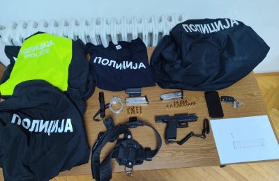 Arrestohet një person, i gjenden drogë, armë dhe municion në veturë, ja detajet