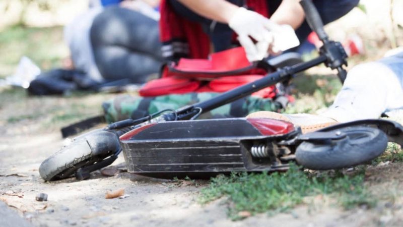 16-vjeçari pëson lëndime të rënda pasi ra nga trotineti elektrik