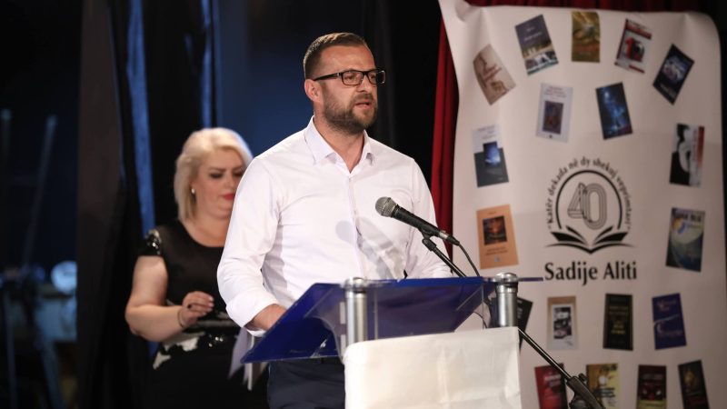 Daut Memishi nderon Sadije Alitin: Figurë e shquar e arsimit, letërsisë dhe gazetarisë shqiptare