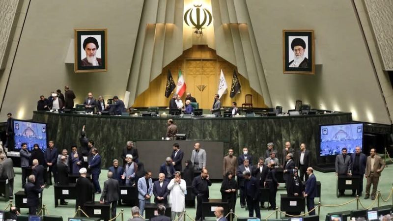 Irani drejt ligjit për menaxhimin e Ngushticës së Hormuzit, Parlamenti pritet të votojë