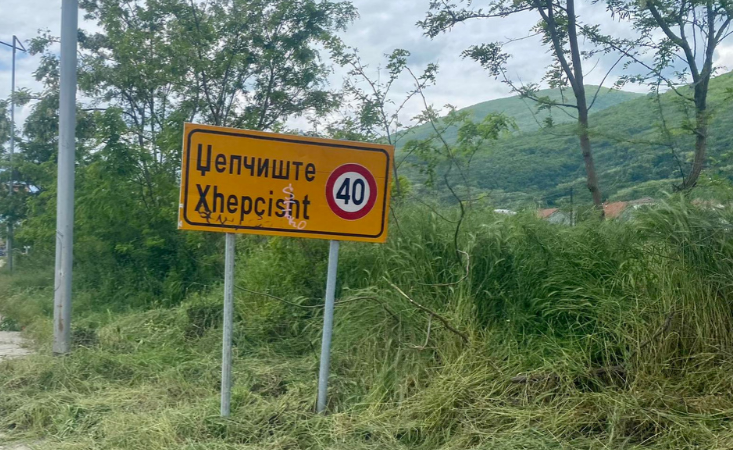 Dramë në Xhepçisht – Fillimisht ia zë rrugën, e kërcënon me thikë dhe e godet me bisht sëpate