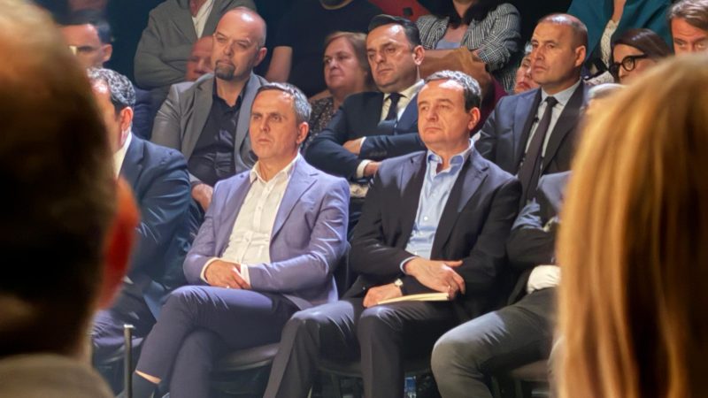 Bilall Kasami dhe Albin Kurti shijojnë shfaqjen “Përtej hekurave” në Shkup