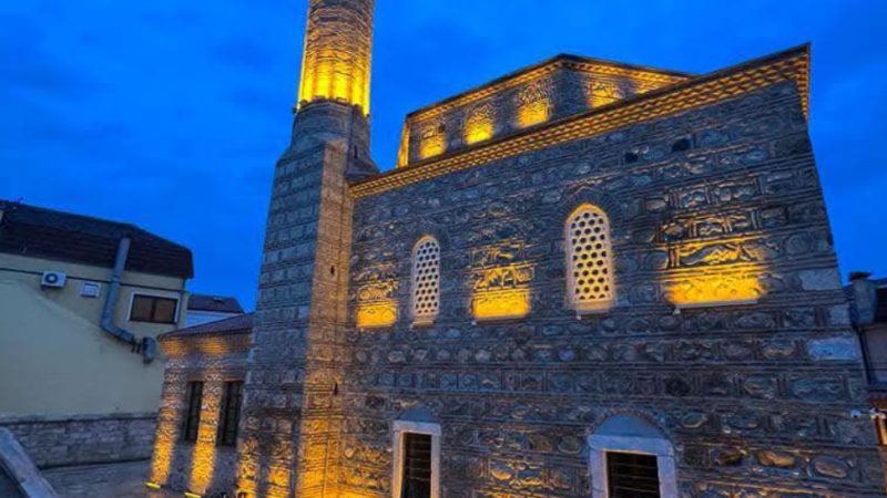 Pas një shekull heshtje, hapen dyert e Xhamisë “Mahmut Beu” në Manastir