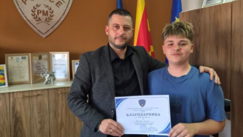 14-vjeçari gjeti 46 mijë denarë dhe i dorëzoi në polici, merr mirënjohje nga MPB