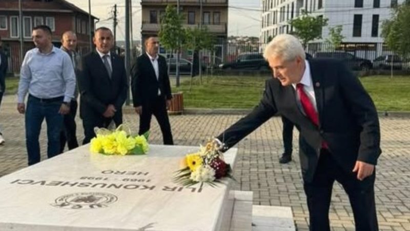 Ahmeti kujton Ilir Konushevcin dhe Hazir Malën: Humbja e Ilirit ishte goditje e rëndë për UÇK-në dhe për të gjithë bashkëluftëtarët