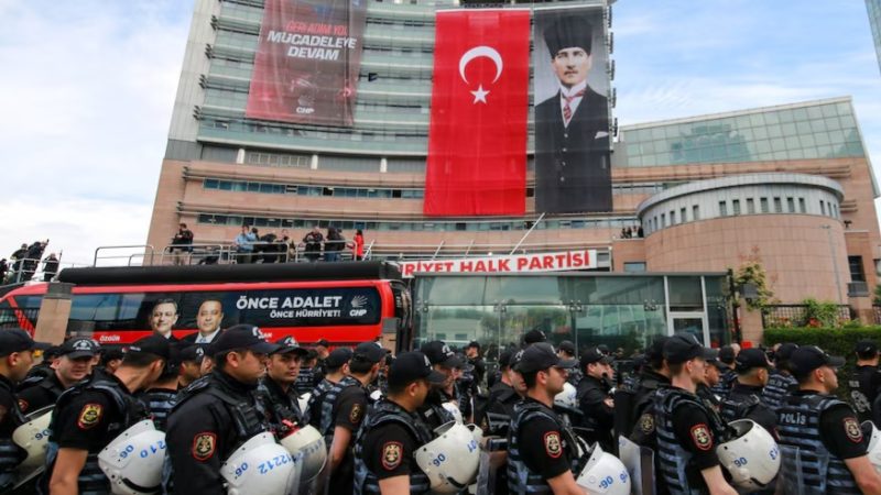 Gjykata turke anulon kongresin e CHP-së dhe rikthen Kılıçdaroğlu – përshkallëzohet situata, tentohet të merret me forcë selia e partisë