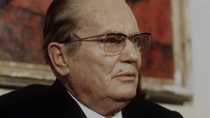 “TITO VDIQI SI MYSLIMAN!” – Dëshmi tronditëse nga viti 2003: Brozi ma zgjati dorën, ndërsa unë djersitesha sepse nuk mund ta përballoja atë!