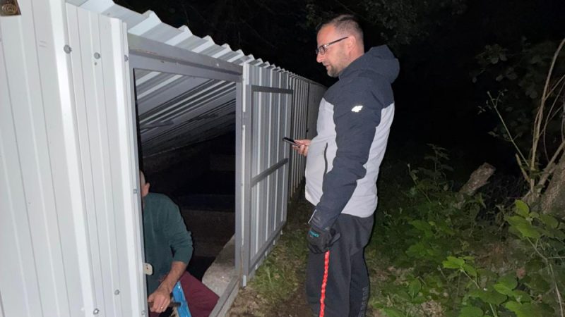 “Vështirësi në furnizim me ujin”, kryetari Daut Memishi dhe ekipet e ndërrmarjes në orët e vona pastrojnë rezervuarin e fshatit Tearcës