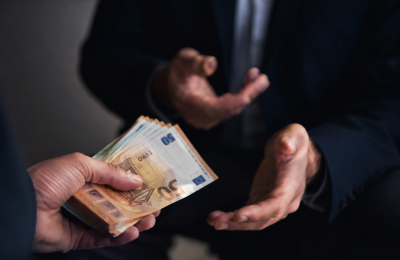 Shkupjani mashtrohet për mbi 20 mijë euro – i premtuan ndihmë për blerjen e një toke shtetërore