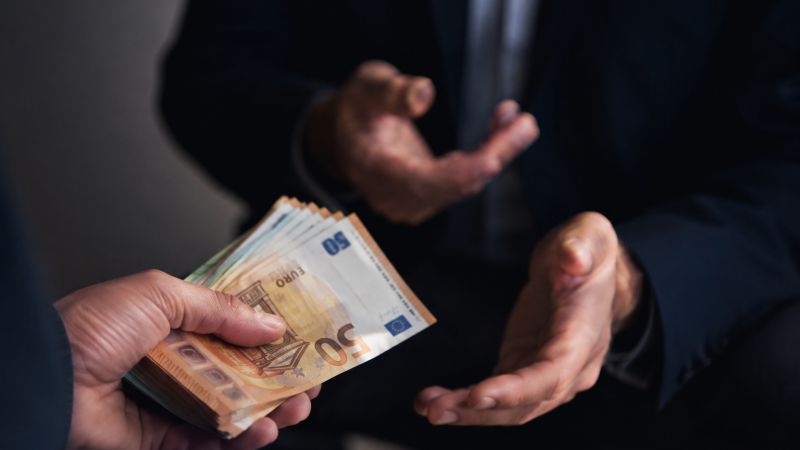 Shkupjani mashtrohet për mbi 20 mijë euro – i premtuan ndihmë për blerjen e një toke shtetërore