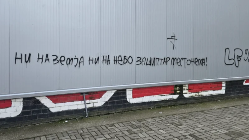 Grafite anti-shqiptare në Shkup: “As në tokë as në qiell, vend për shqiptarët nuk ka”