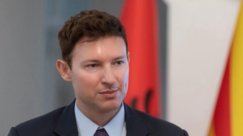Mediat e Shqipërisë: Denion Meidani do të shkarkohet nga pozita e Ambasadorit në Shkup?